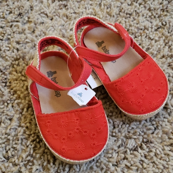 Baby Gap - red flats - Picture 1 of 3